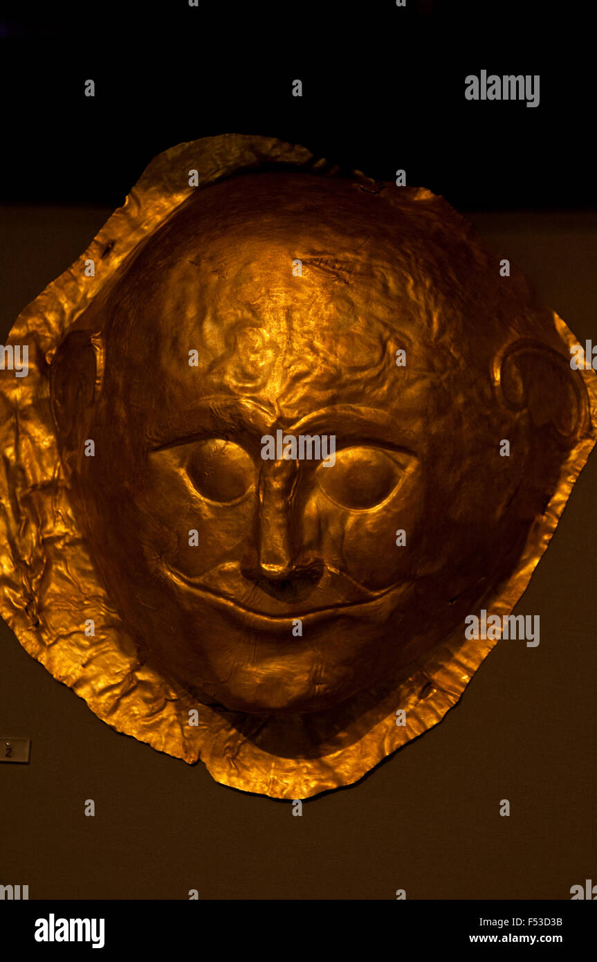Il Museo Archeologico Nazionale di Atene presenta decine di noti brani provenienti da diverse epoche come questa maschera dorata. Foto Stock