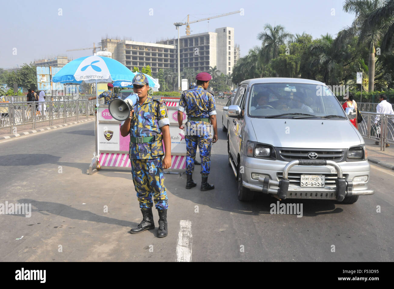 Dacca in Bangladesh. 27 ott 2015. Poliziotti del Bangladesh controllare un veicolo a un checkpoint a Dhaka, nel Bangladesh, Ottobre 27, 2015. In Bangladesh la polizia lunedì ha affermato di aver scovato il motivo dietro l assassinio di un aiuto italiano lavoratore nella capitale Dhaka e escluso è collegamento per lo straniero sta uccidendo il mese scorso. Credito: Shariful Islam/Xinhua/Alamy Live News Foto Stock