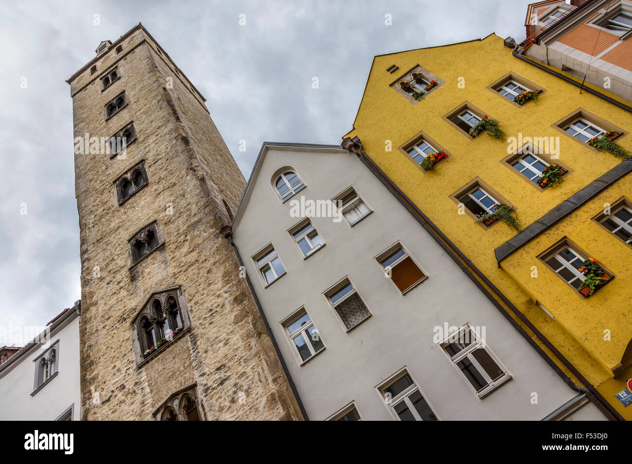 Il famoso Golden Tower, antica torre gotica risalente intorno al 1260 su Wahlenstrasse, Regensburg, Baviera, Germania. Foto Stock