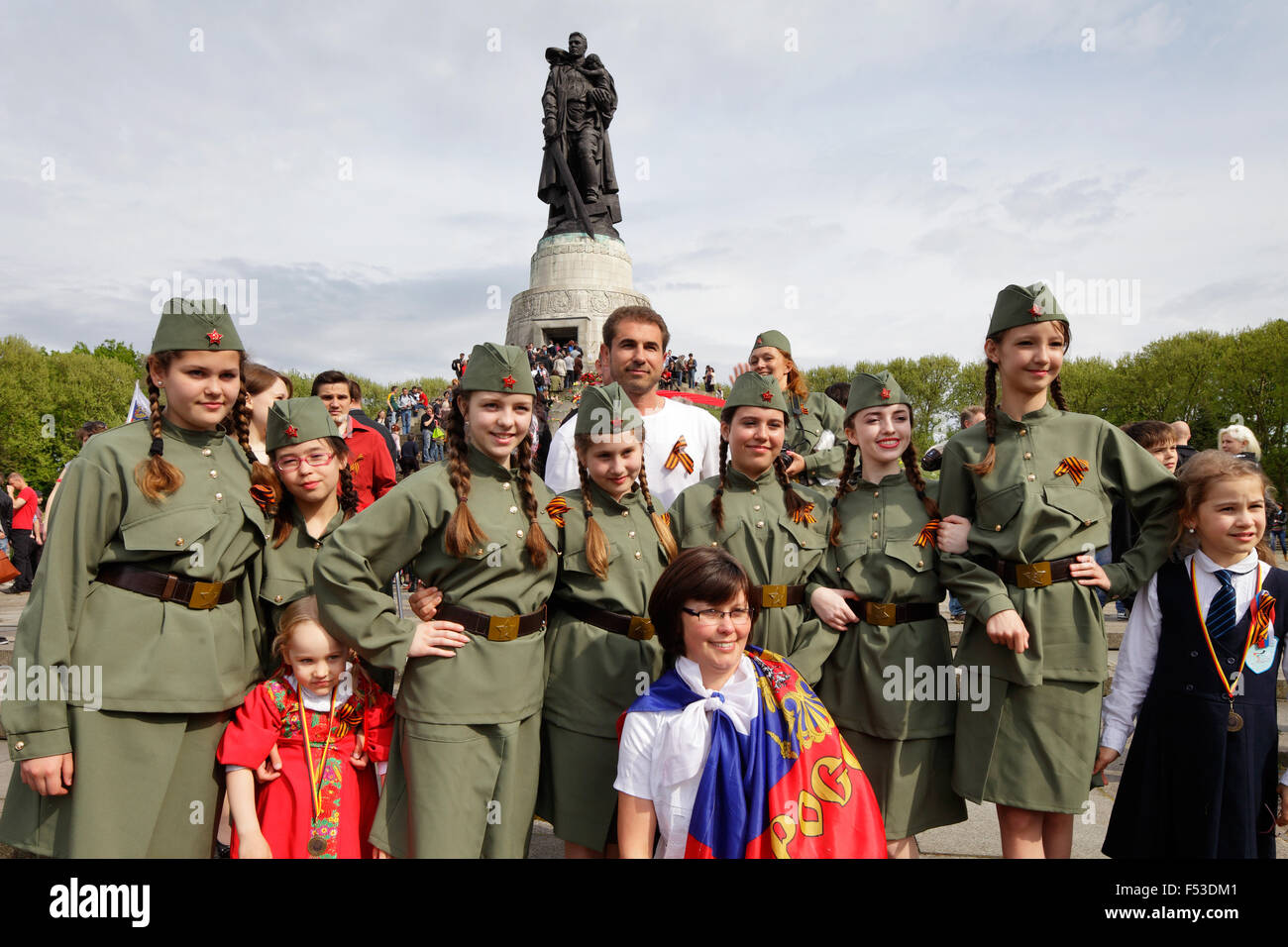 09.05.2015, Berlin, Berlin, Germania - il settantesimo anniversario della liberazione dal fascismo e la guerra al Memoriale Sovietico in Alt-Treptow. 00P150509D011CAROEX.JPG - non per la vendita in G E R M A N Y, A U S T R I A, S W I T Z e R L A N D [modello di rilascio: NO, la proprietà di rilascio: NO (c) caro agenzia fotografica / Muhs, http://www.caro-images.pl, info@carofoto.pl - nel caso di utilizzo di foto per non-scopi giornalistici, siete pregati di contattare l'Agenzia - la foto è soggetto a royalty!] Foto Stock