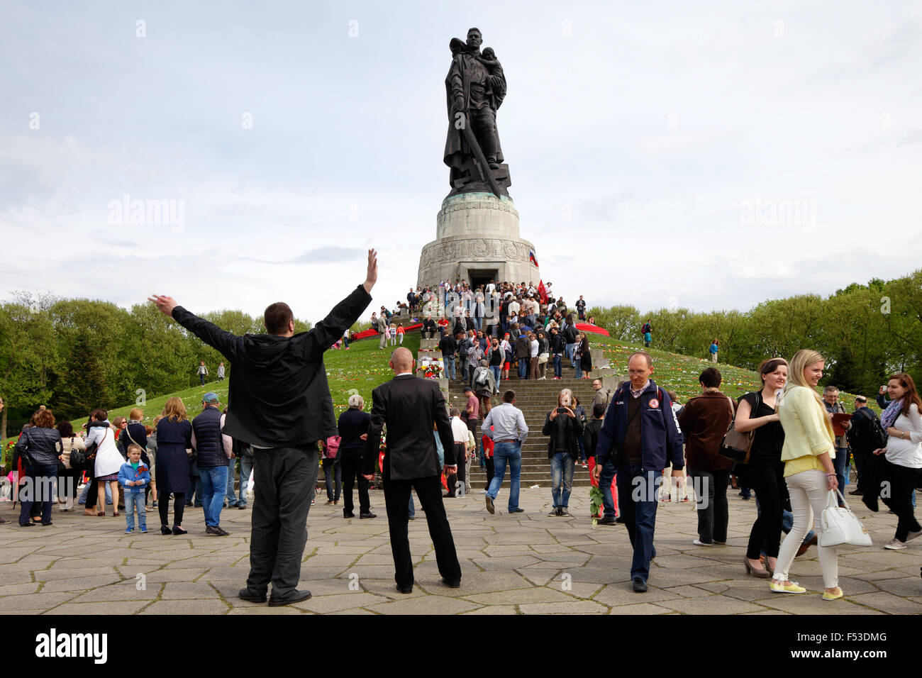 09.05.2015, Berlin, Berlin, Germania - il settantesimo anniversario della liberazione dal fascismo e la guerra al Memoriale Sovietico in Alt-Treptow. 00P150509D014CAROEX.JPG - non per la vendita in G E R M A N Y, A U S T R I A, S W I T Z e R L A N D [modello di rilascio: NO, la proprietà di rilascio: NO (c) caro agenzia fotografica / Muhs, http://www.caro-images.pl, info@carofoto.pl - nel caso di utilizzo di foto per non-scopi giornalistici, siete pregati di contattare l'Agenzia - la foto è soggetto a royalty!] Foto Stock