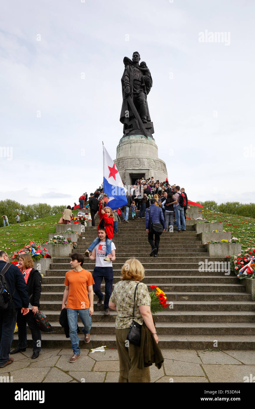 09.05.2015, Berlin, Berlin, Germania - il settantesimo anniversario della liberazione dal fascismo e la guerra al Memoriale Sovietico in Alt-Treptow. 00P150509D017CAROEX.JPG - non per la vendita in G E R M A N Y, A U S T R I A, S W I T Z e R L A N D [modello di rilascio: NO, la proprietà di rilascio: NO (c) caro agenzia fotografica / Muhs, http://www.caro-images.pl, info@carofoto.pl - nel caso di utilizzo di foto per non-scopi giornalistici, siete pregati di contattare l'Agenzia - la foto è soggetto a royalty!] Foto Stock