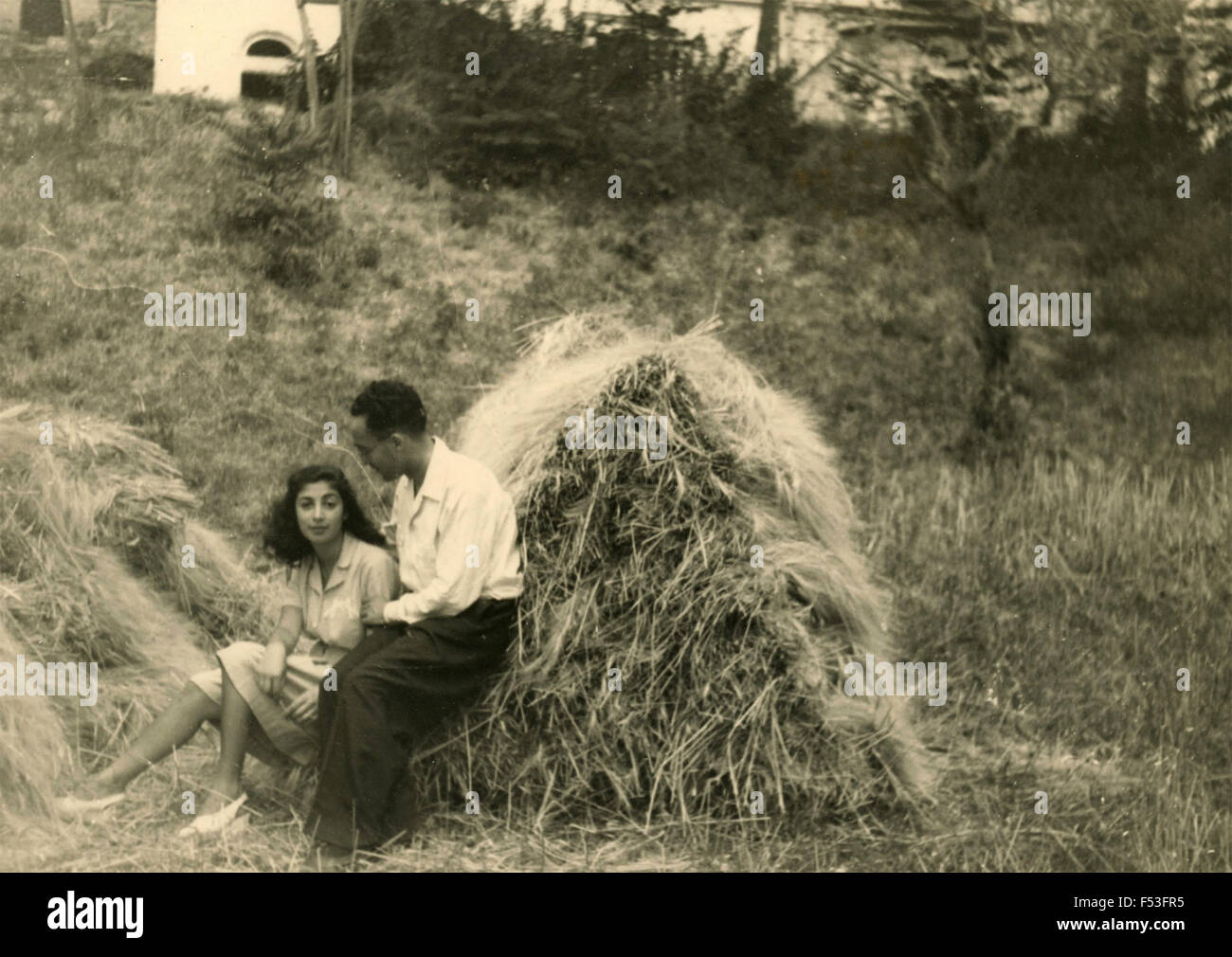 Una coppia in un pagliaio , Italia Foto Stock