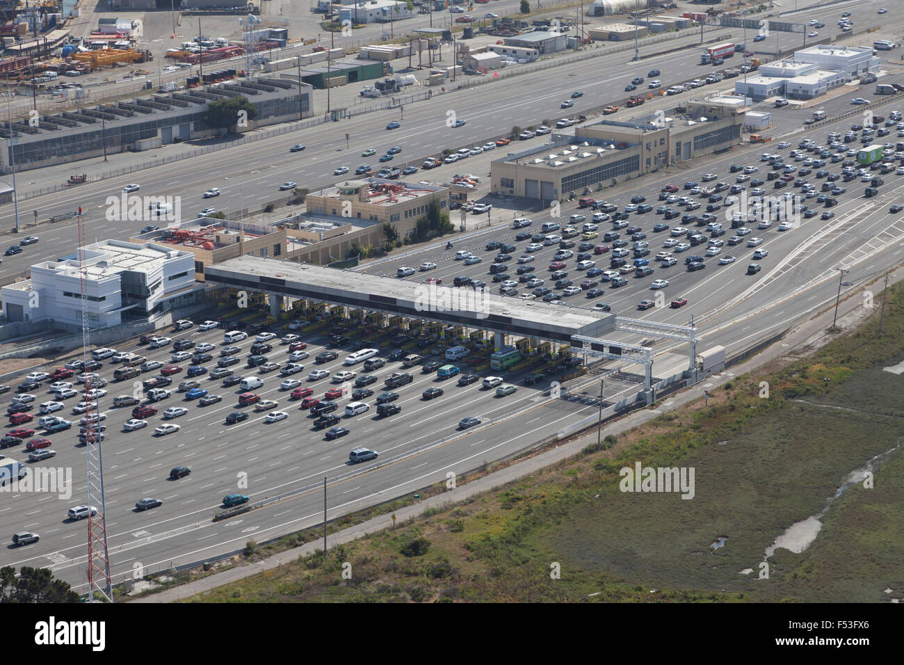 San Francisco Bay Bridge toll plaza antenna con il traffico di back up Foto Stock