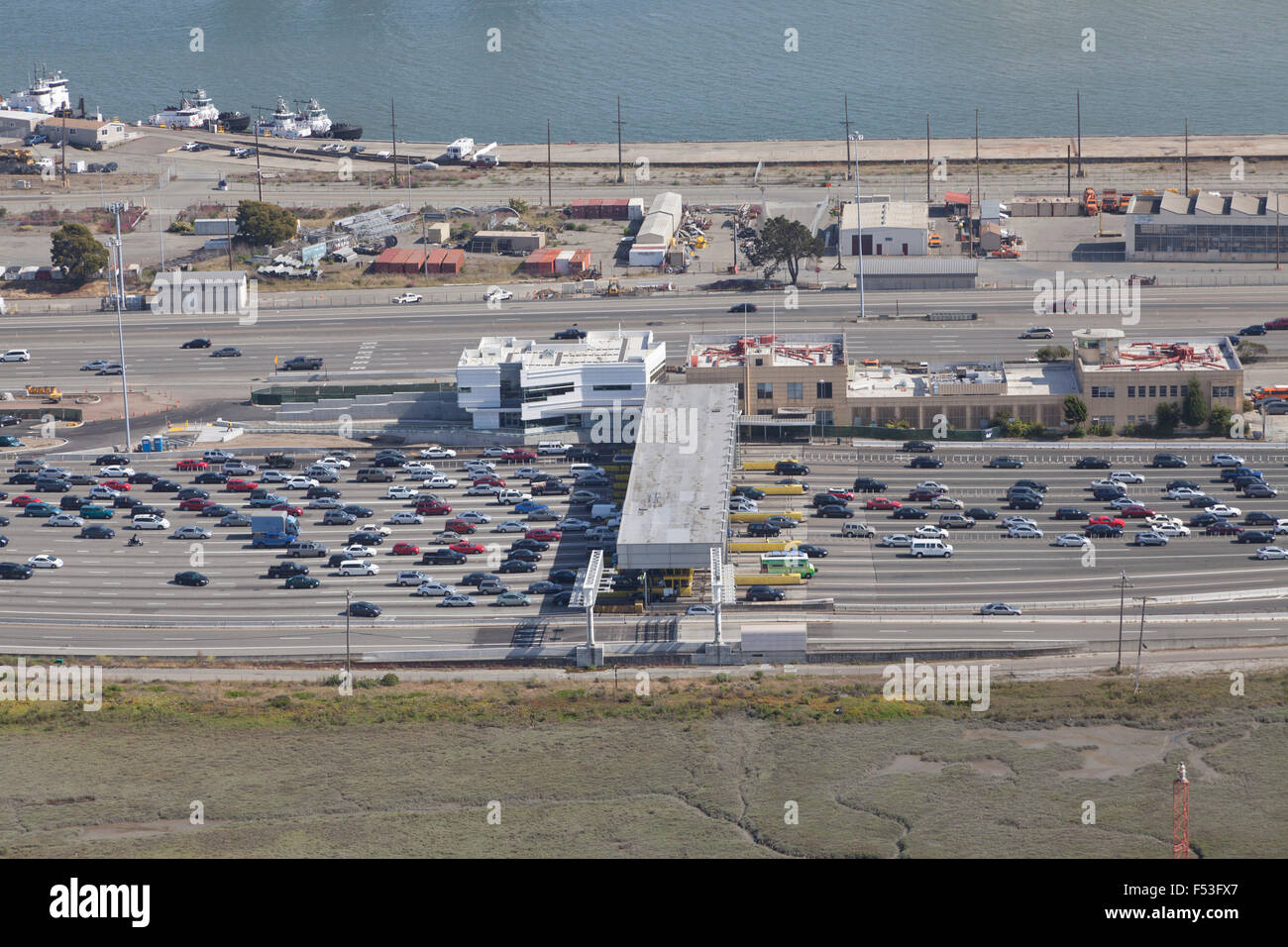 San Francisco Bay Bridge toll plaza antenna con il traffico di back up Foto Stock