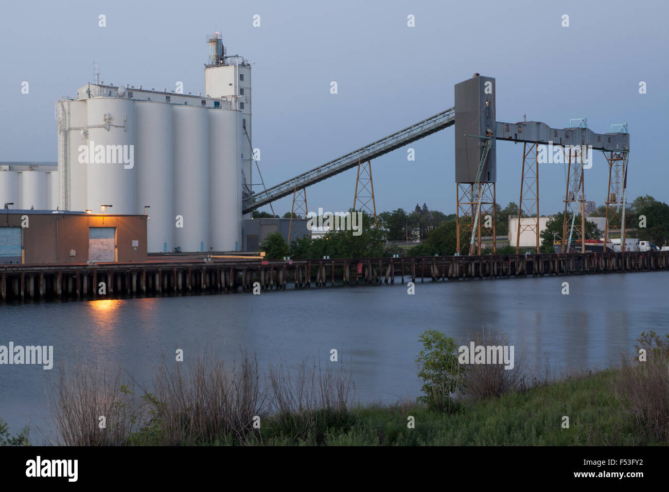 Silos per il grano e la banchina di carico Foto Stock