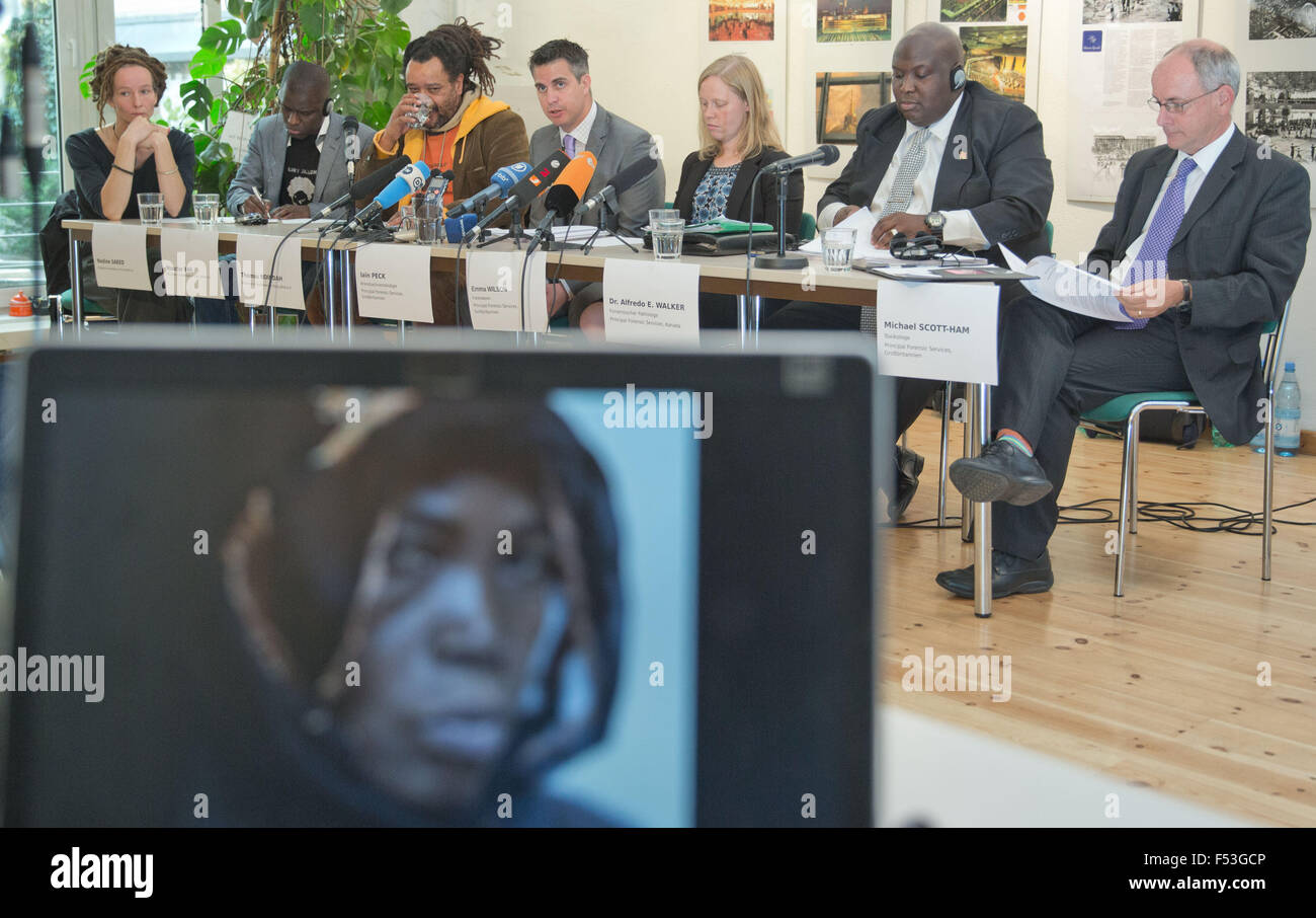Berlino, Germania. 27 ott 2015. Nadine Saeed (l-r), Mouctar Bah, Thomas Ndindah, tossicologi Ian Peck, Emma Jane Wilson, Alfredo E. Walker e Michael Scott prosciutto presente la loro relazione sul caso del richiedente asilo Oury Jalloh, chi è stato bruciato in una stazione di polizia a Dessau circa dieci anni fa, in occasione di una conferenza stampa a Berlino (Germania), 27 ottobre 2015. L 'iniziativa in Gedenken un Oury Jalloh' (lit. campagna in ricordo di Oury Jalloh) vuole mostrare che il fuoco è stato iniziato deliberatamente. Foto: JOERG CARSTENSEN/DPA/Alamy Live News Foto Stock
