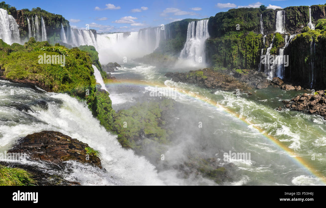 La potenza della Gola del Diavolo a Iguazu Falls, una delle Sette Meraviglie della Natura, Brasile Foto Stock