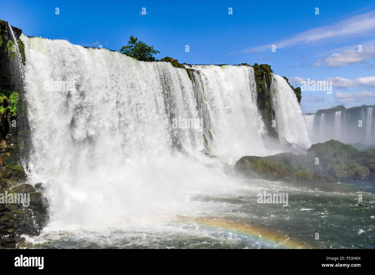 Sulla parte superiore della Gola del Diavolo a Iguazu Falls, una delle Sette Meraviglie della Natura, Brasile Foto Stock