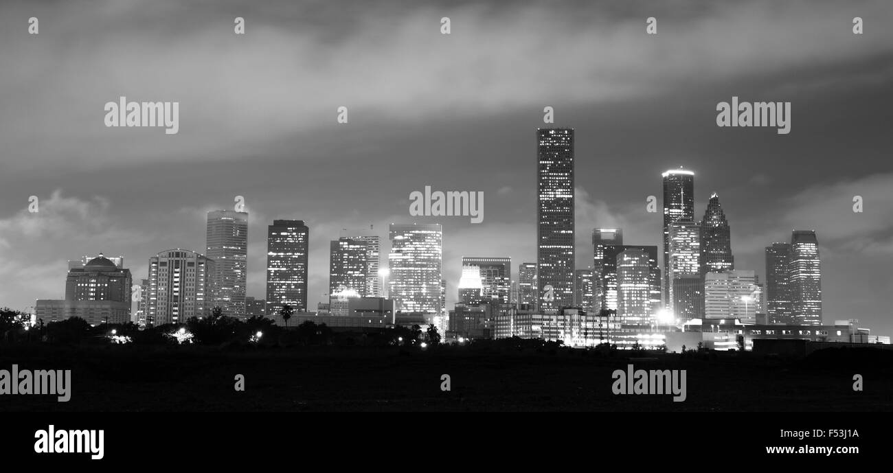 Morbide nuvole sopra una perfetta Houston Downtown skyline della città Foto Stock