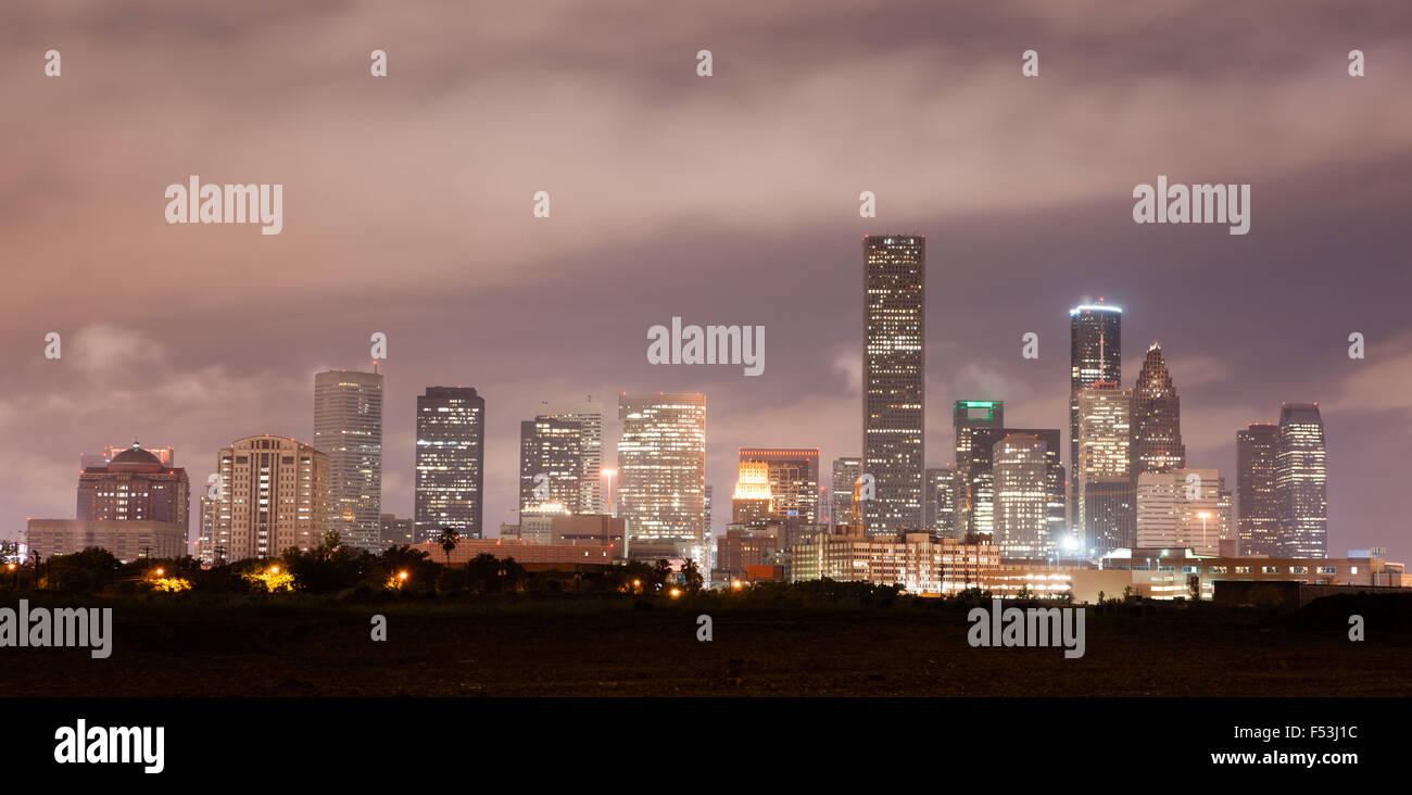 Morbide nuvole sopra una perfetta Houston Downtown skyline della città Foto Stock