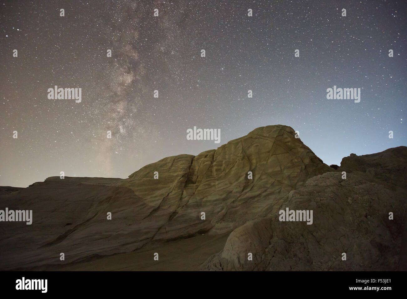 Notte fotografia di formazioni di roccia vulcanica nei dintorni di Sarakiniko beach nel nord dell isola di Milos, Grecia. Foto Stock
