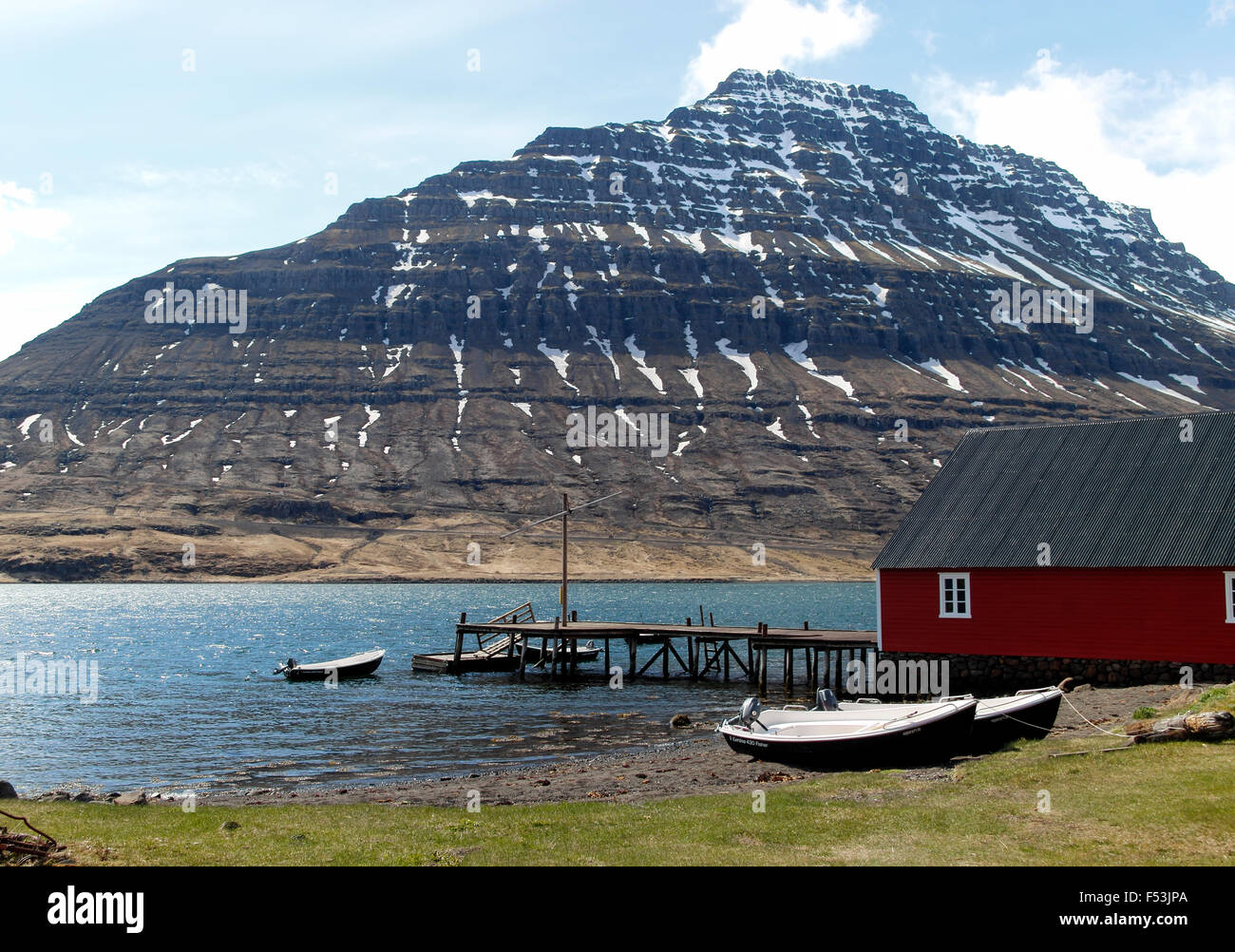 Tradizionale casa di pescatori lungo la costa orientale Eskifjörður Islanda Foto Stock