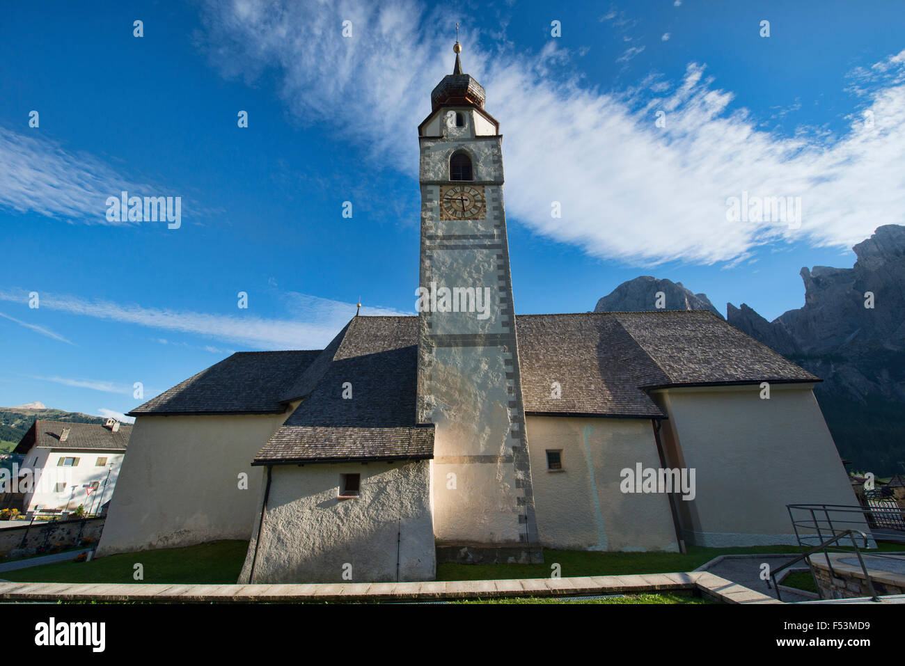 La chiesa di Colfosco nel tardo pomeriggio di luce, Dolomiti, Italia Foto Stock