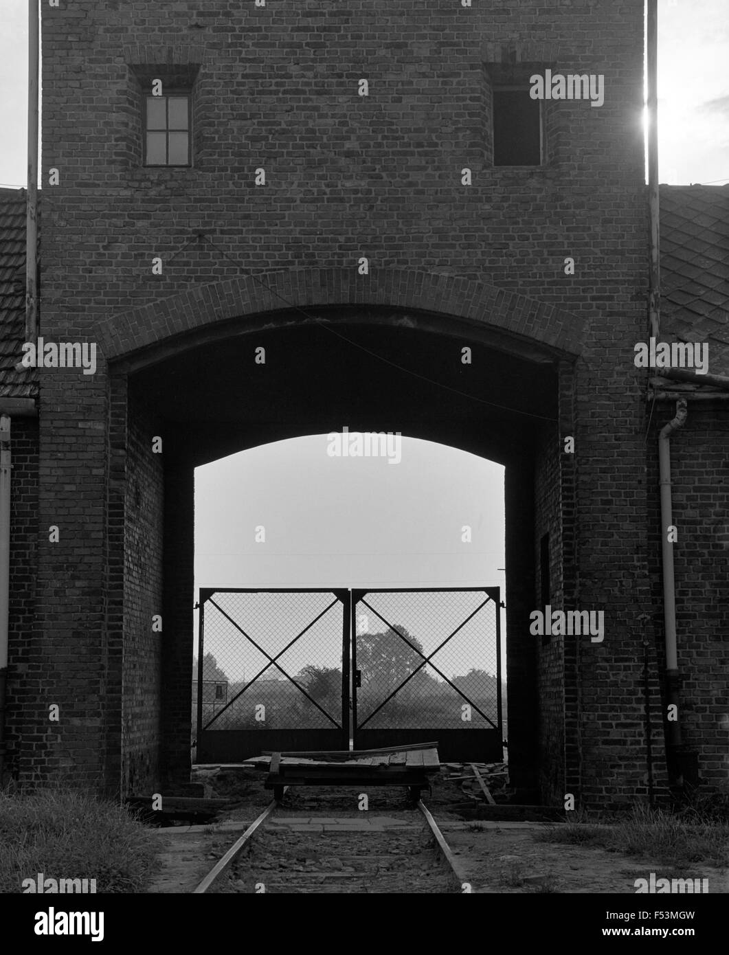 15.08.1985, Oswiecim, Malopolska, Polonia - Le linee ferroviarie e la Einfahrtsgebaeude il campo di concentramento di Auschwitz-Birkenau Auschwitz-Birkenau, Museo di Stato. Il 27 gennaio 1945 il campo di concentramento di Auschwitz fu liberata da parte dell'Armata Rossa. Auschwitz fu il più grande campo di sterminio del Terzo Reich, qui più di 1 milioni di persone sono state gasati, shot o morto come risultato di esperimenti medici, malattia, di abuso e di malnutrizione ha ucciso. 00P850815A121CAROEX.JPG - non per la vendita in G E R M A N Y, A U S T R I A, S W I T Z e R L A N D [modello di rilascio: non applicabile, la proprietà di rilascio: NO (c) caro Foto Stock