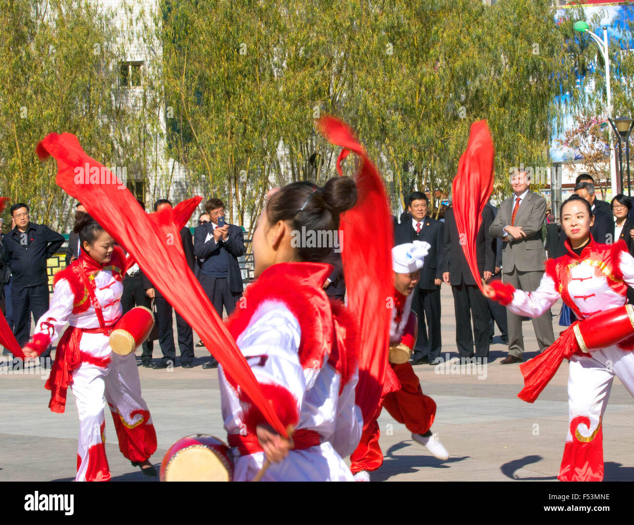 Yanhewanzhen, Cina. 27 ott 2015. Re Willem-Alexander dei Paesi Bassi orologi una performance di danza dalla cintura di Ansai tamburo Drance al Ansai piazza culturale in Yanhewanzhen, Cina, 27 ottobre 2015. Il re e la Regina sono in Cina per un 5 Giorno in visita di stato. Foto: Albert Nieboer/EPR/ - nessun filo SERVICE -/dpa/Alamy Live News Foto Stock