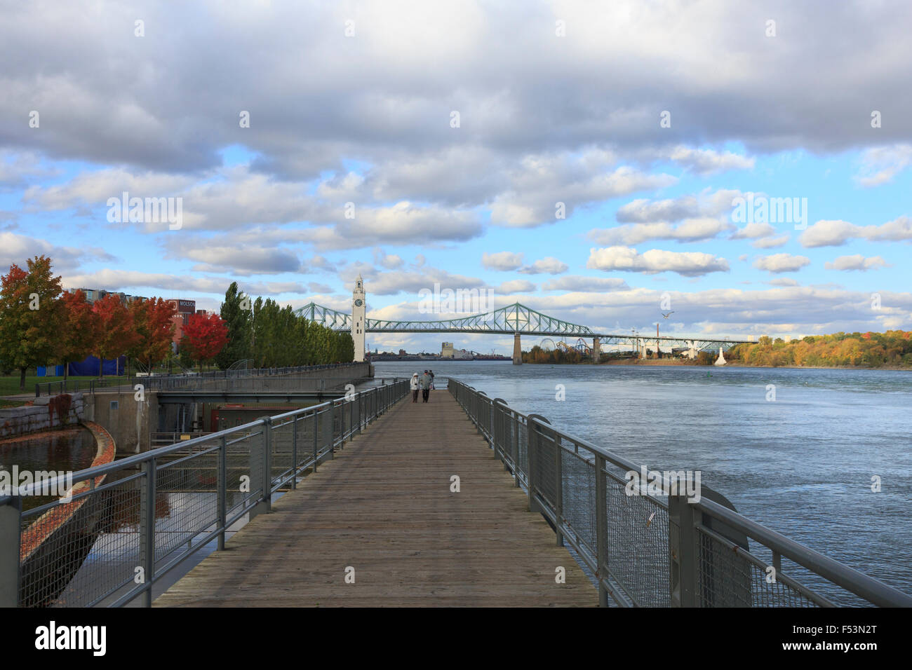 Il Vecchio Porto di Montreal area, con il fiume San Lorenzo in autunno, Quebec, Canada Foto Stock