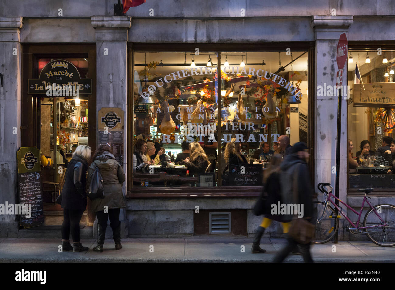 Ristorante nella vecchia Montreal vicino al Vecchio Porto di notte, Montreal, Canada Foto Stock