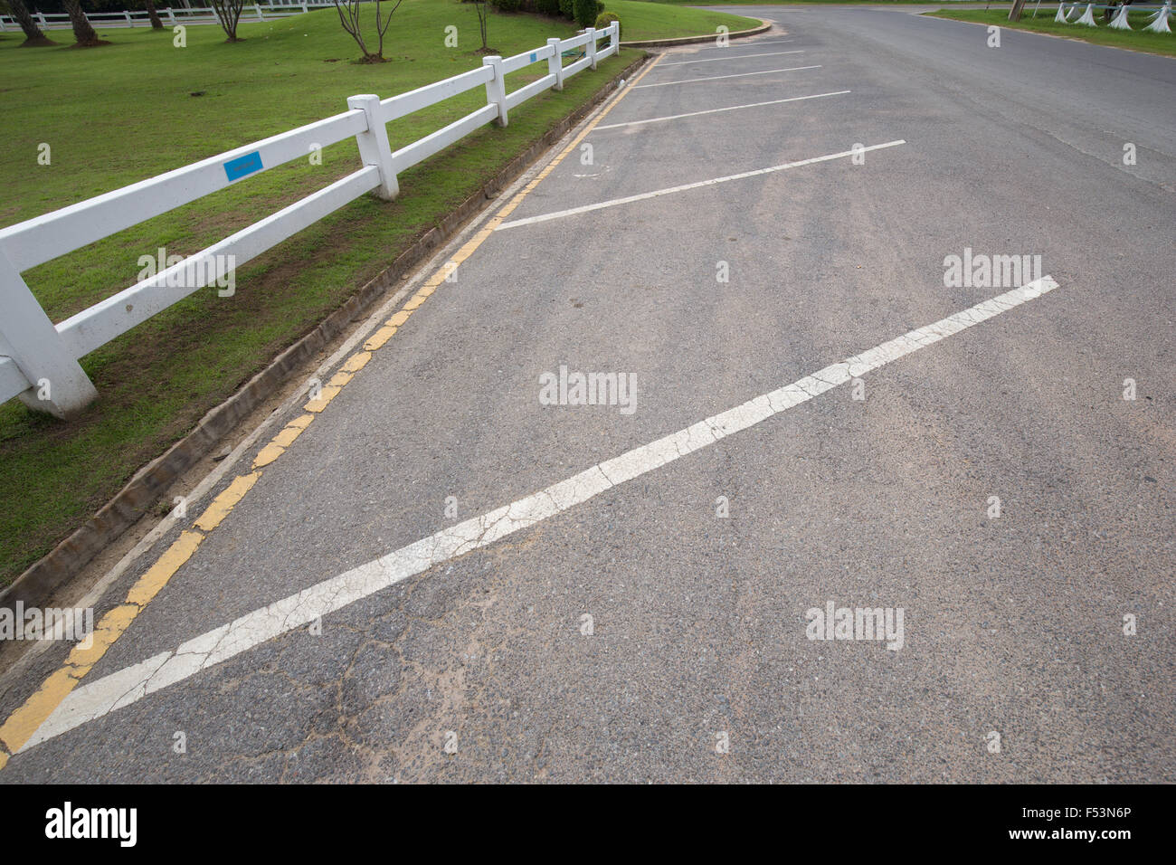 Parcheggio auto lane all' aperto nel parco pubblico Foto Stock