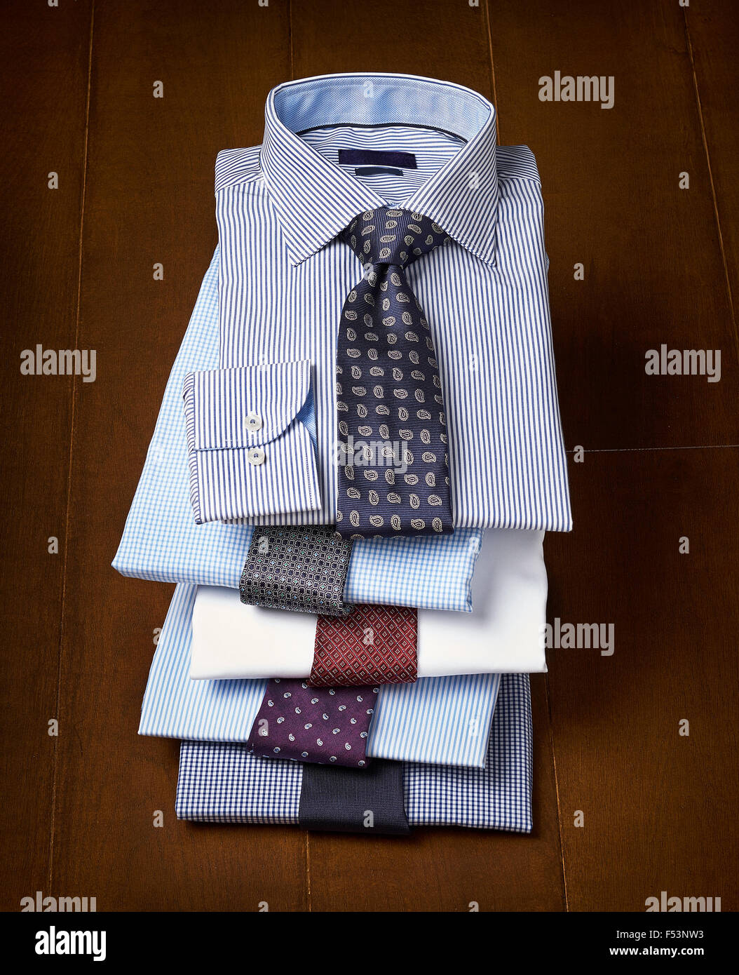 Bellissima mens shirt su uno sfondo di legno Foto Stock