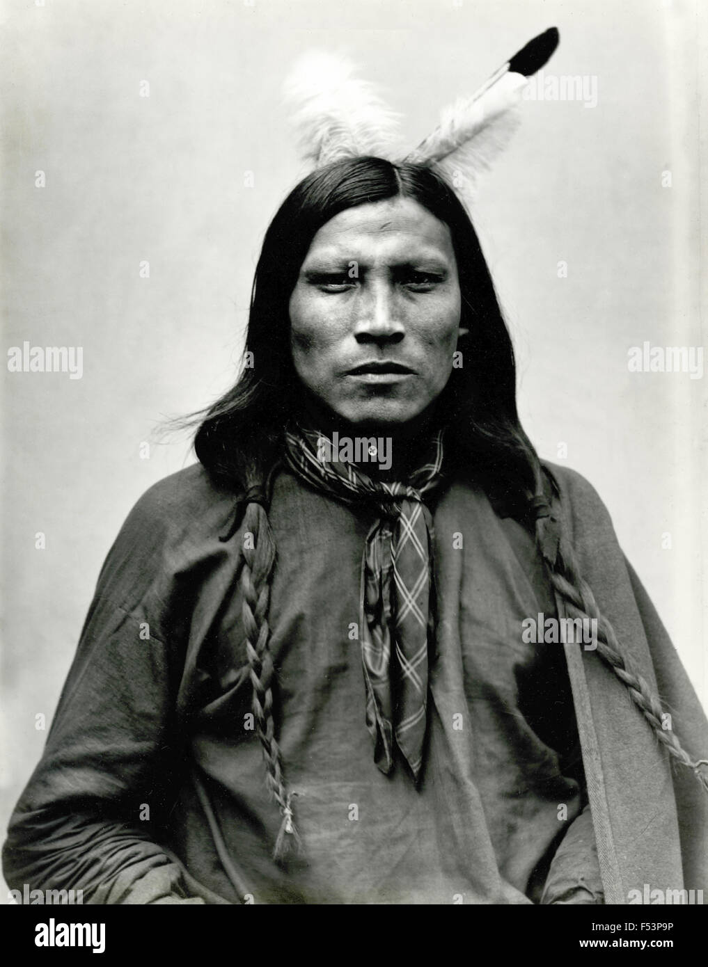 Ritratto di Native American warrior penna rossa , STATI UNITI Foto Stock