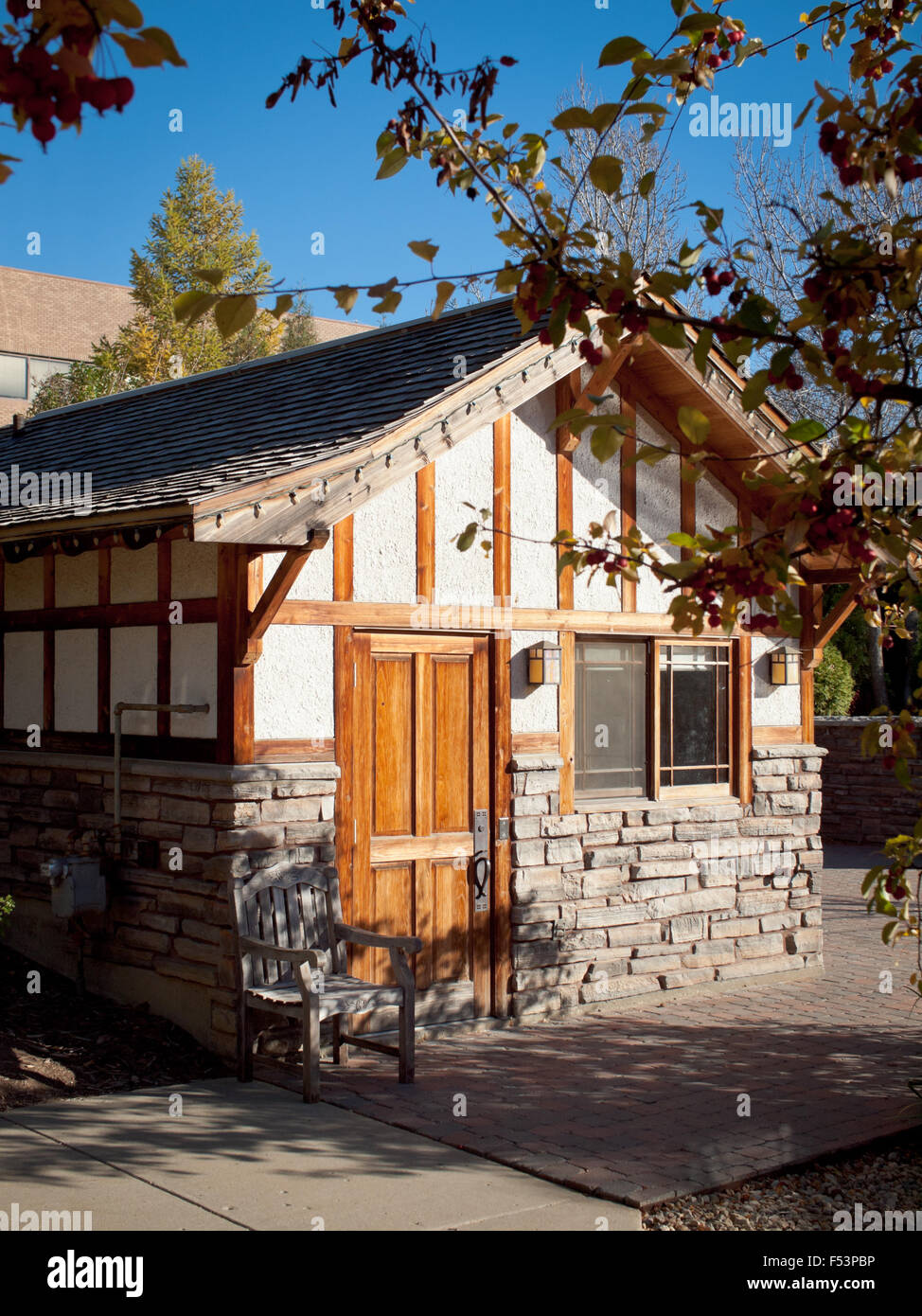 Una vista del giapponese chalet al parco giardino (Boffins Public House), Luogo di innovazione in Saskatoon, Saskatchewan, Canada. Foto Stock