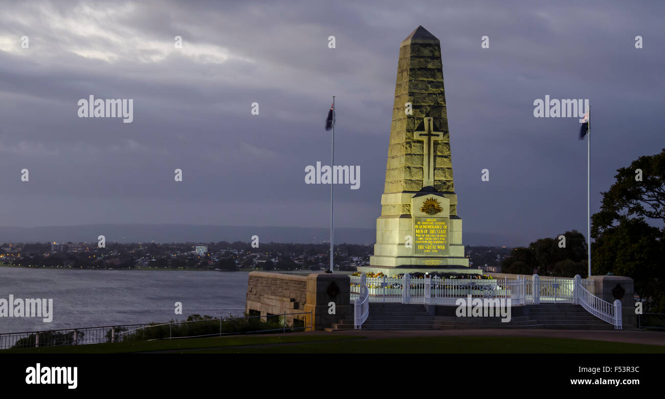 Il monumento commemorativo di guerra a Kings Park, illuminato prima dell'alba, che si affaccia sul fiume Swan a Perth, Australia Occidentale Foto Stock