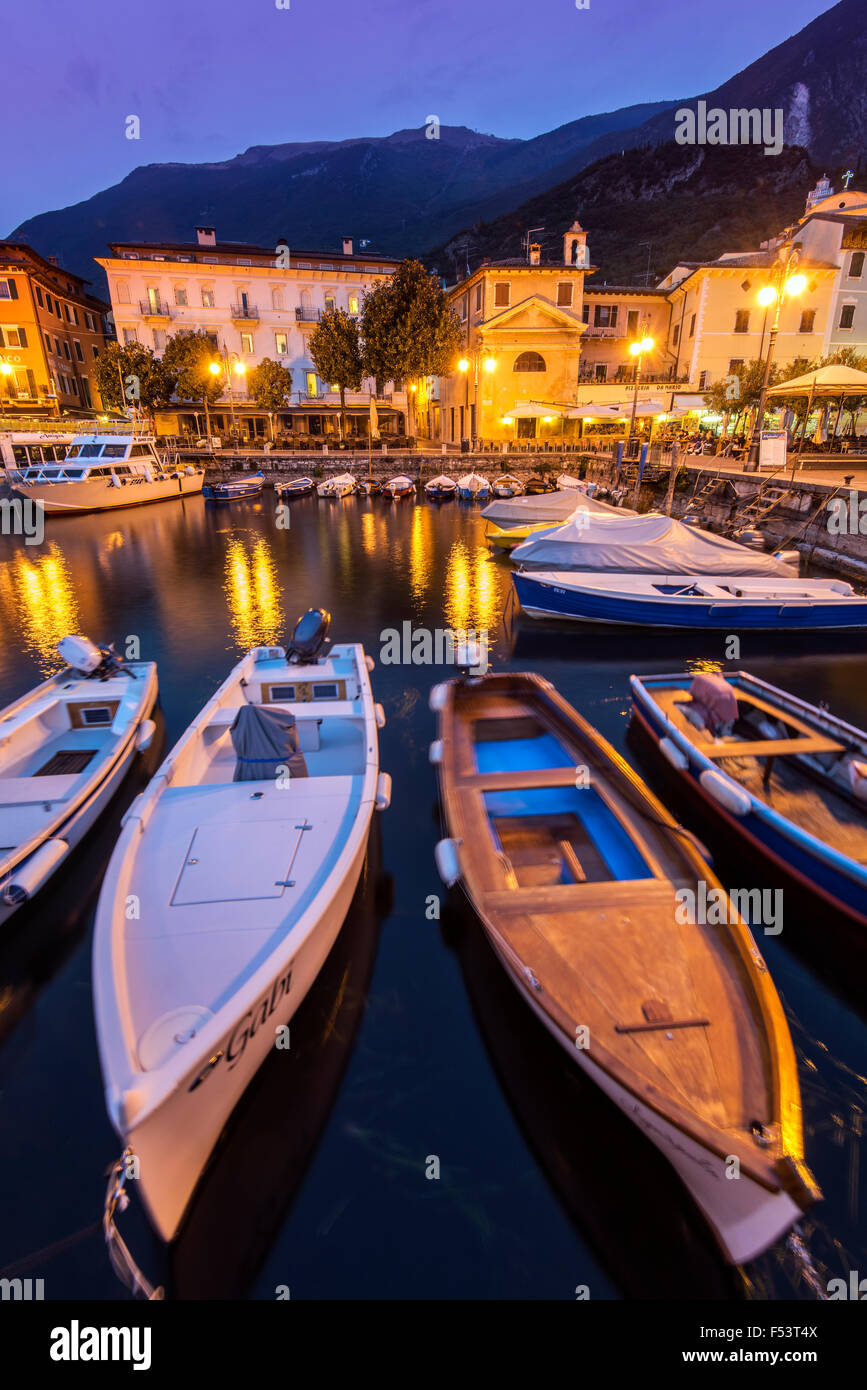 Vista notturna del porto di Malcesine, Lago di Garda, Veneto, Italia Foto Stock
