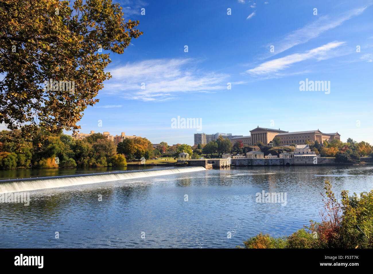 Guardando verso il Fairmount opere idriche e Philadelphia Art Museum oltre il Fiume Schuylkill, Philadelphia, Pennsylvania Foto Stock