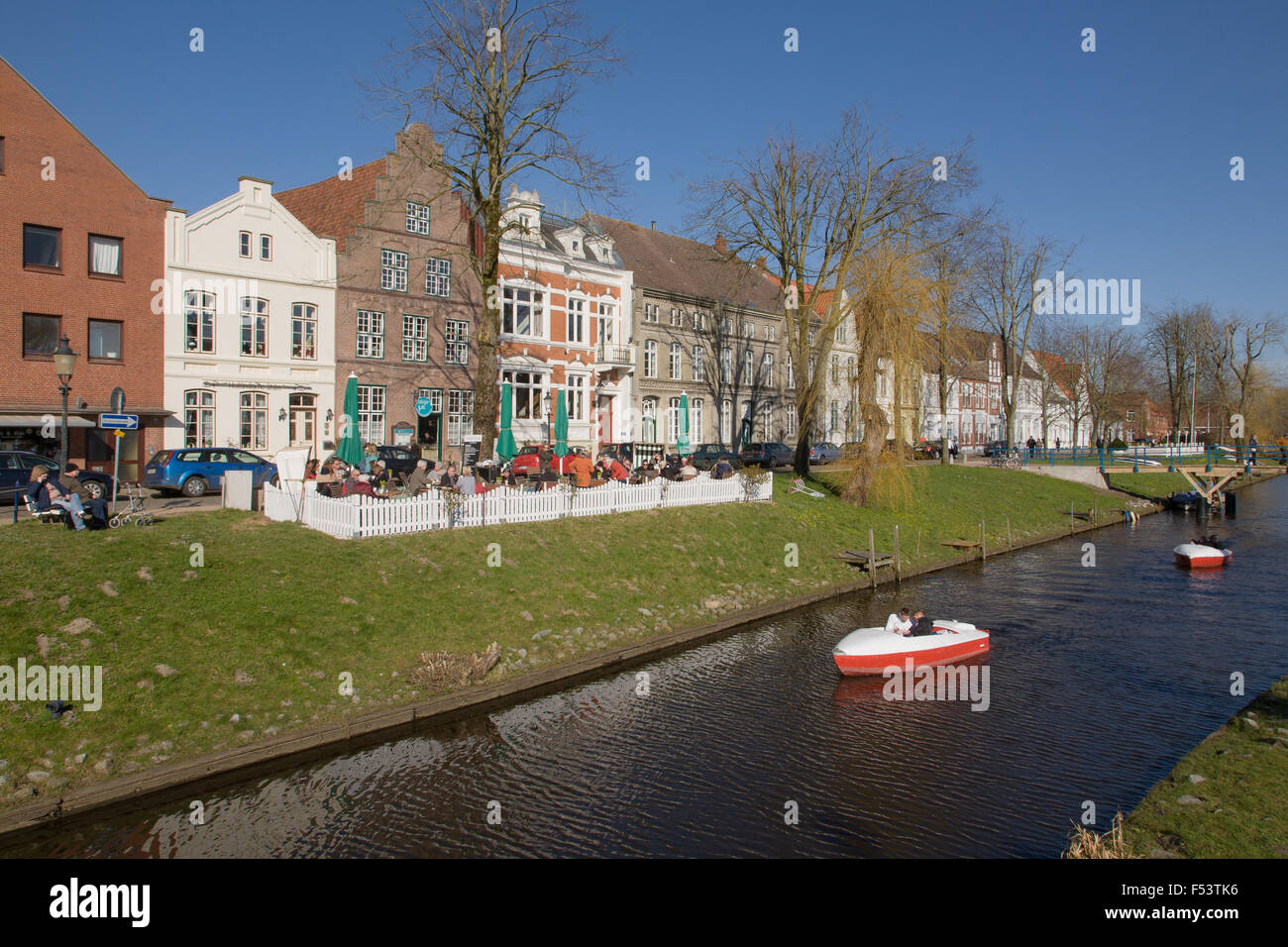 06.04.2015, Friedrichstadt, Schleswig-Holstein, Germania - barche a pedali a metà fossato, uno dei molti canali situati nel Hollaenderstaedtchen Friedrichstadt, e la terrazza esterna del ristorante -Hollaendische Stuben- sul canale. 0PR150406D020CAROEX.JPG - non per la vendita in G E R M A N Y, A U S T R I A, S W I T Z e R L A N D [modello di rilascio: NO, la proprietà di rilascio: NO (c) caro agenzia fotografica / spinto, http://www.caro-images.pl, info@carofoto.pl - nel caso di utilizzo di foto per non-scopi giornalistici, siete pregati di contattare l'Agenzia - la foto è soggetto a royalty!] Foto Stock