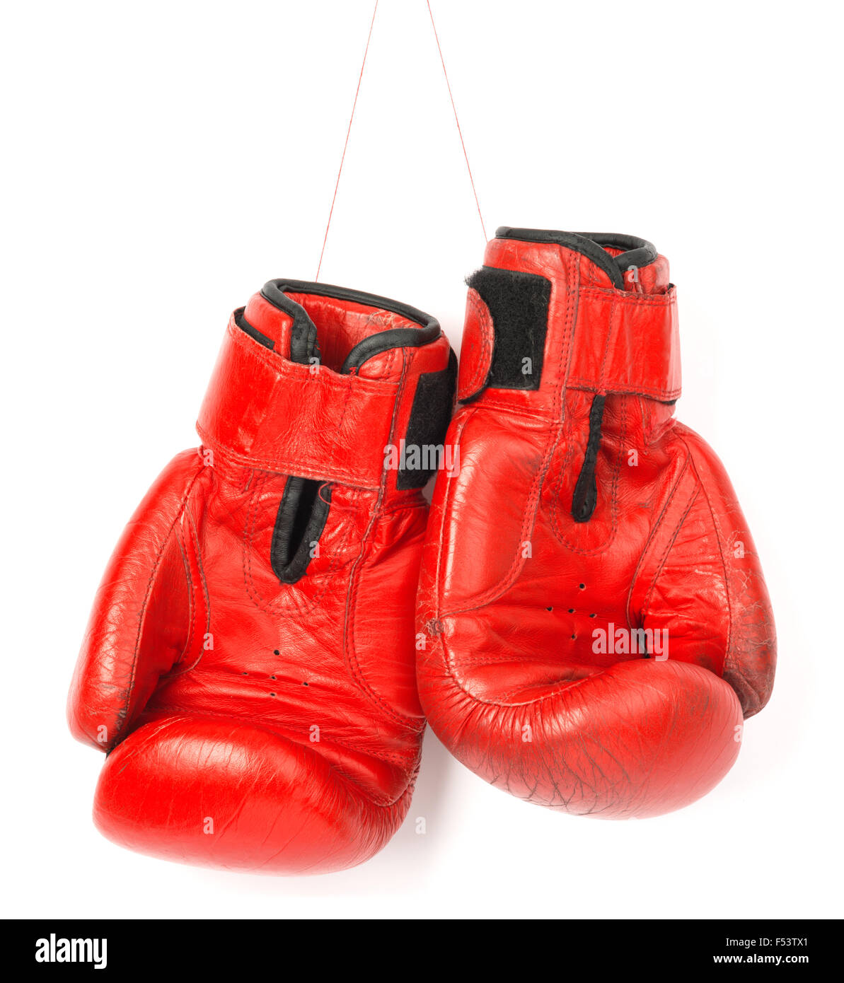 Red guantoni da pugilato su sfondo bianco Foto Stock