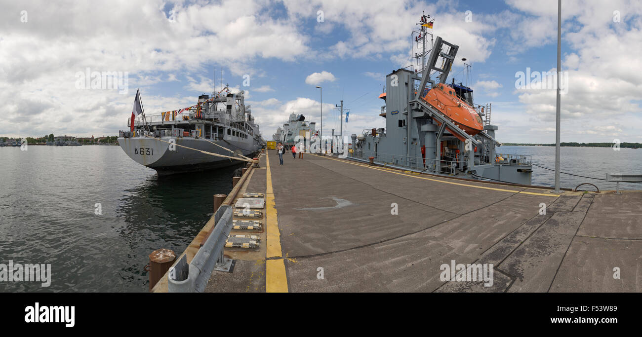 21.06.2015, Kiel, Schleswig-Holstein, Germania - aperto in nave-base navale / Scheerhafen durante la settimana di Kiel. Vista panoramica dalla cima del Scheermole entroterra. Links l'offerta francese nave -La Somme, il diritto appartenenti alla Marina Militare Tedesca Oelauffangschiff -Eversand-. 0PR150621D021CAROEX.JPG - non per la vendita in G E R M A N Y, A U S T R I A, S W I T Z e R L A N D [modello di rilascio: NO, la proprietà di rilascio: NO (c) caro agenzia fotografica / spinto, http://www.caro-images.pl, info@carofoto.pl - nel caso di utilizzo di foto per non-scopi giornalistici, siete pregati di contattare l'Agenzia - la foto è soggetto a royalty!] Foto Stock