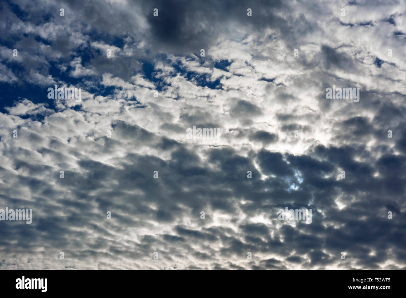 Tramonto dietro la copertura nuvolosa, Austria Foto Stock