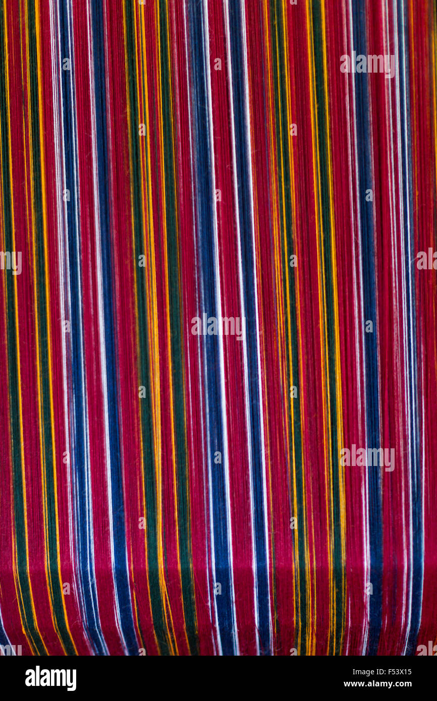 Filati multicolori sul telaio, Jakar, Bumthang, Bhutan Foto Stock
