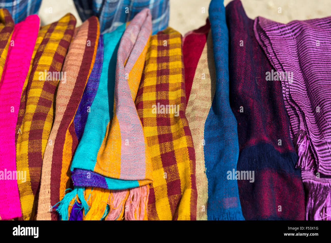 Intrecciato multicolore sciarpe, Jakar, Bumthang, Bhutan Foto Stock