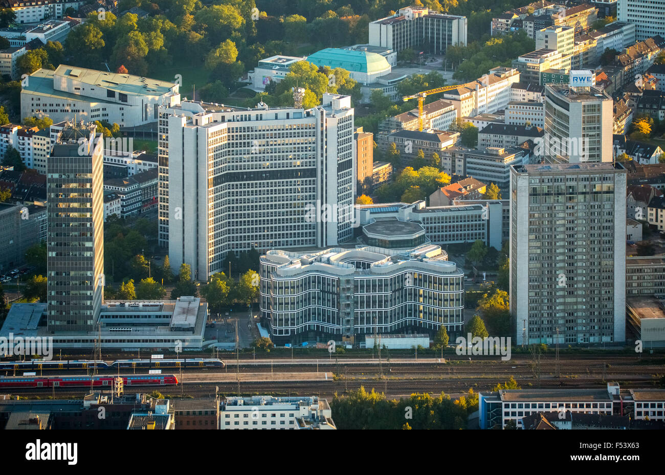Grattacieli di Essen, nuovo Schenker corporate headquarters accanto a RAG, azienda Evonik e RWE Tower, Essen, distretto della Ruhr Foto Stock