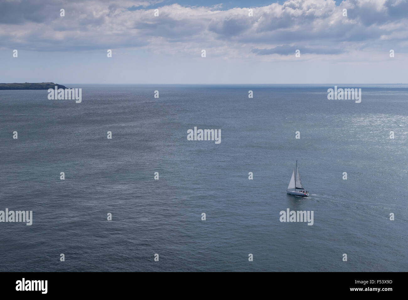 Barca a vela ampio suono, Pembrokeshire Foto Stock