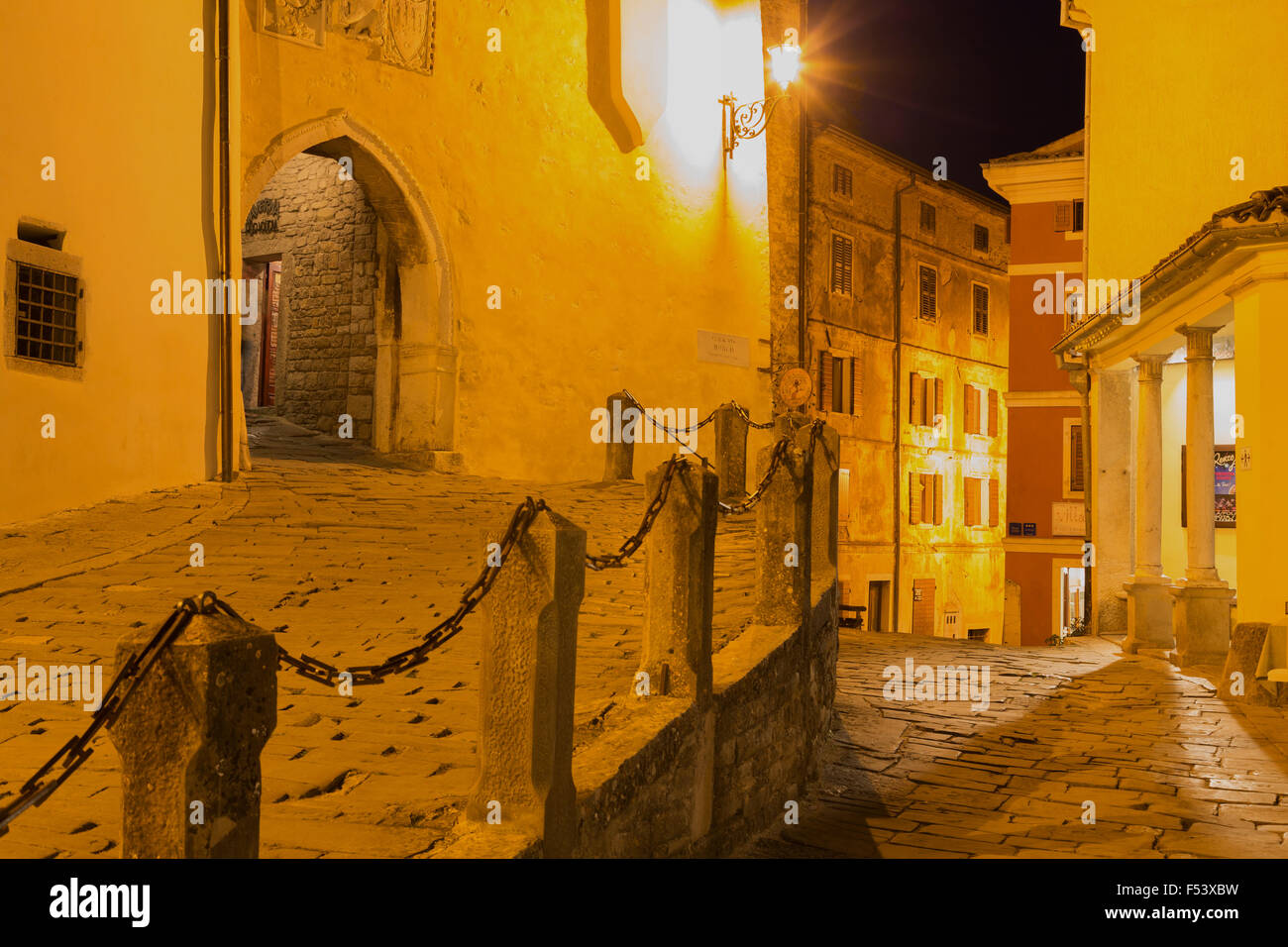 Alley con arcata nella notte, Montona, Istria, Croazia Foto Stock