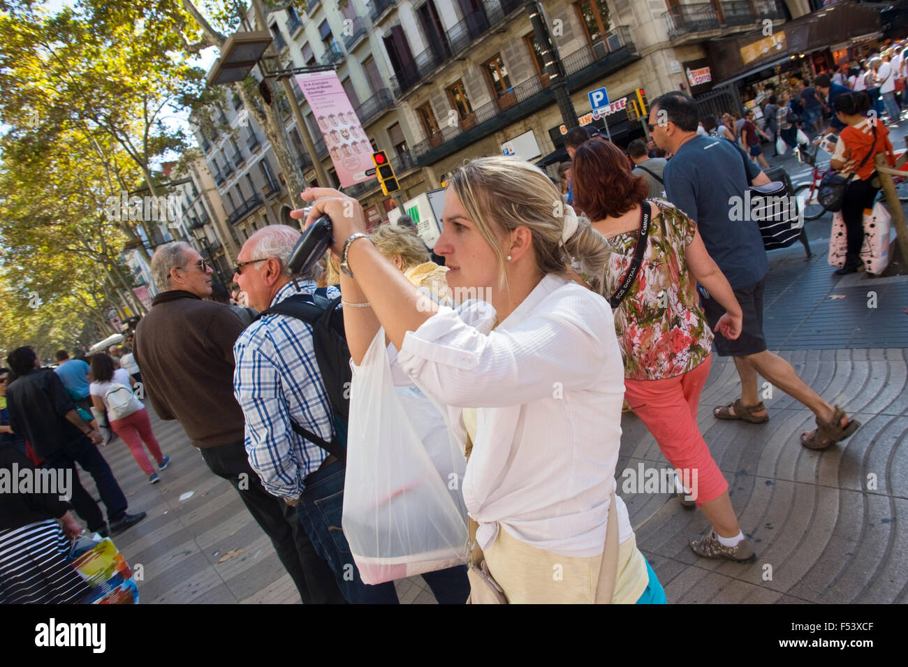 Visite Gruppo di turisti sulla Rambla di Barcellona Catalonia Spagna ES Foto Stock