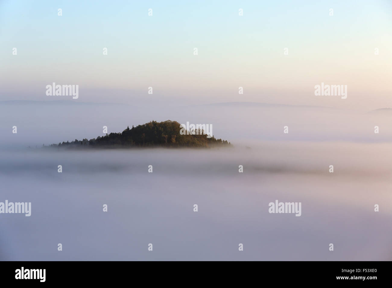 Mountain peeking fuori della copertura nuvolosa, mattinata nebbiosa atmosfera, Schrammstein punto di visualizzazione, Svizzera Sassone National Park Foto Stock