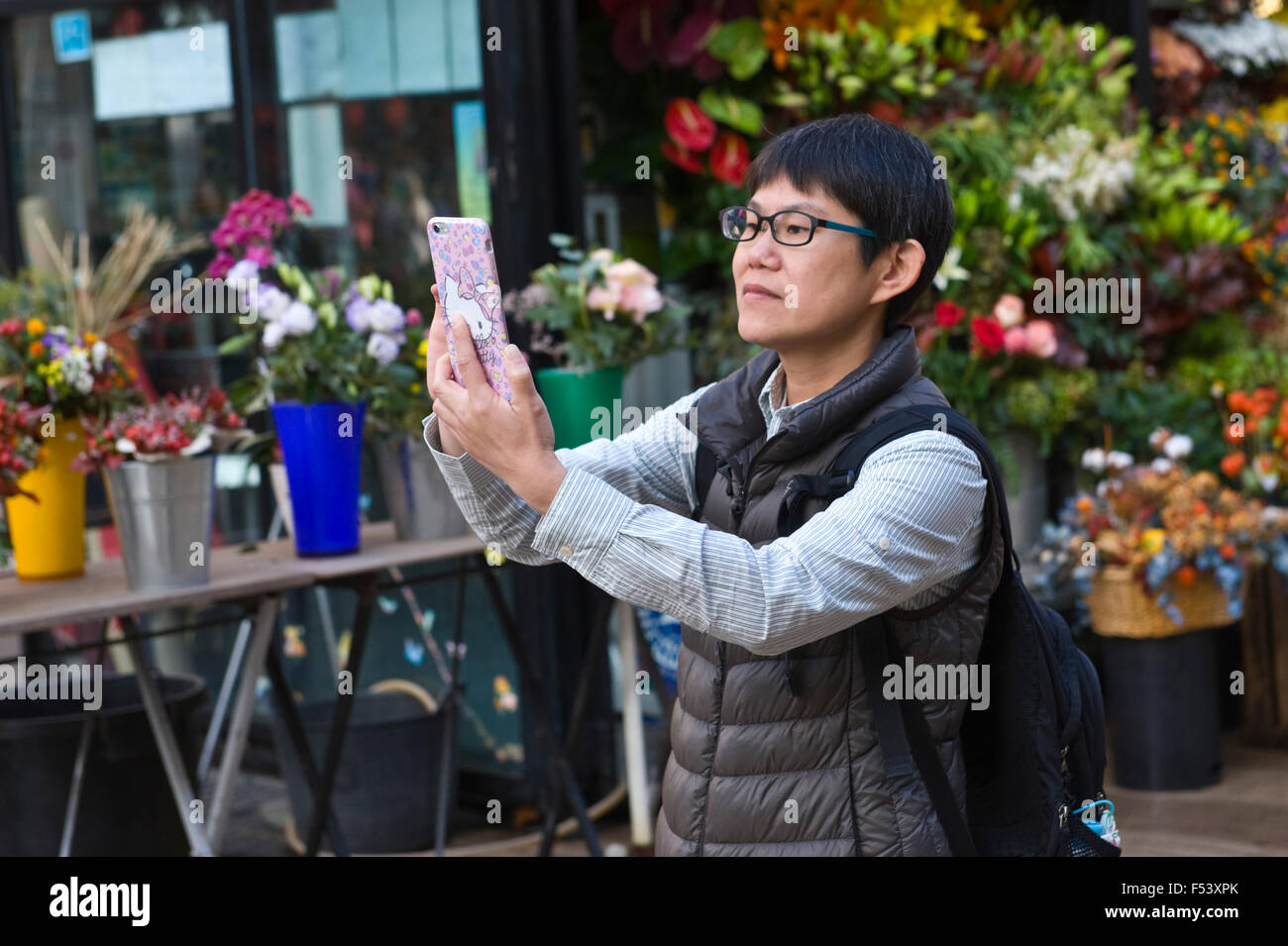 Tourist utilizza lo smartphone per fotografare sulla Rambla di Barcellona Catalonia Spagna ES Foto Stock