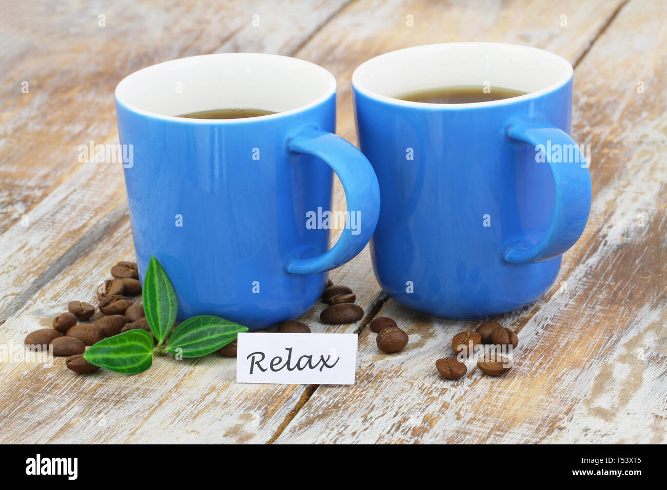 Scheda di relax con due tazze di caffè rustico superficie in legno Foto Stock