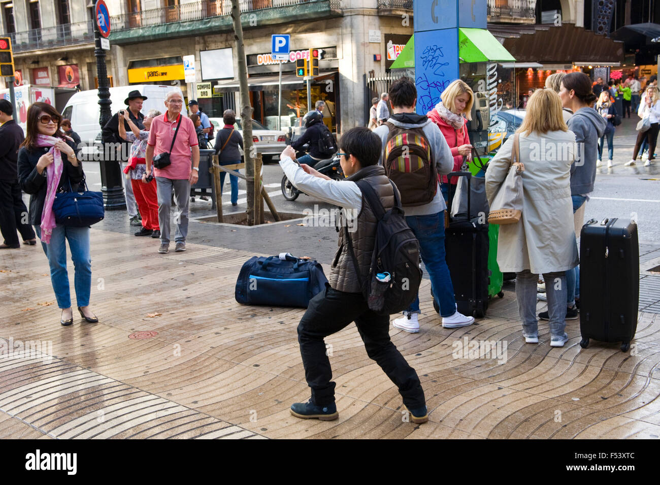 Tourist utilizza lo smartphone per fotografare sulla Rambla di Barcellona Catalonia Spagna ES Foto Stock