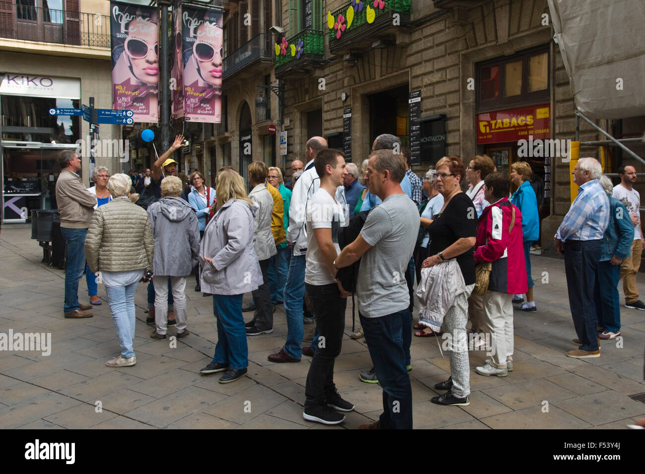 Visite Gruppo di turisti sulla Rambla di Barcellona Catalonia Spagna ES Foto Stock