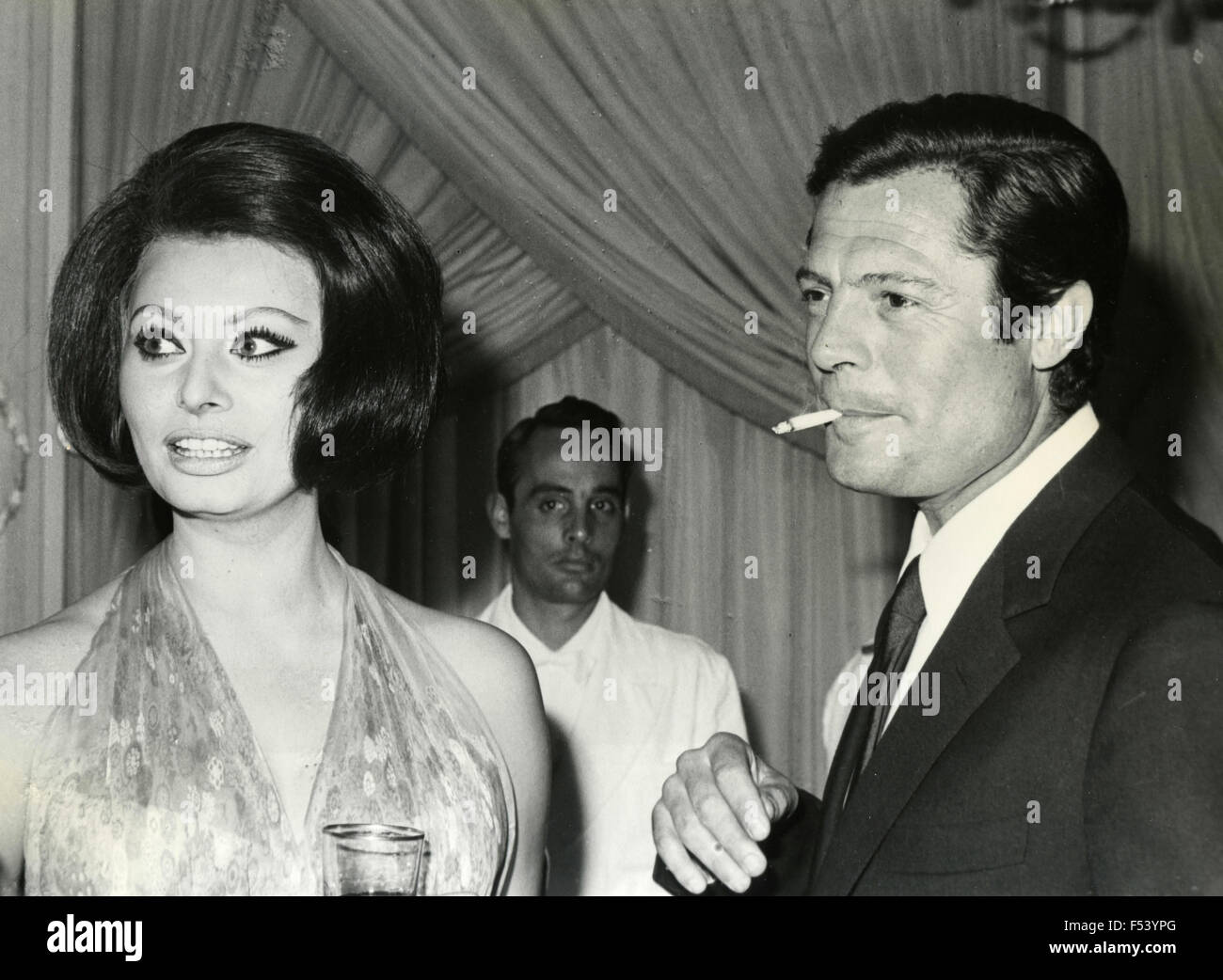 Attori italiani con Marcello Mastroianni e Sophia Loren in occasione di un ricevimento Foto Stock
