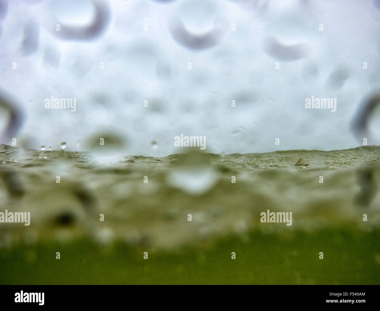 Gocce di pioggia sulla superficie dell'oceano in Abaco, Bahamas Foto Stock