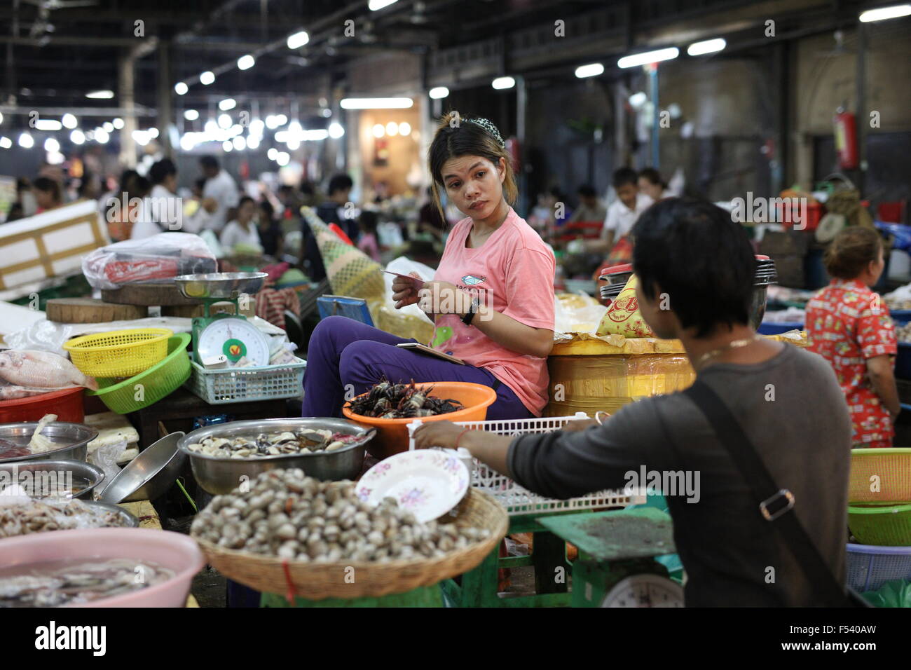 Fish monger sul mercato cambogiano Foto Stock