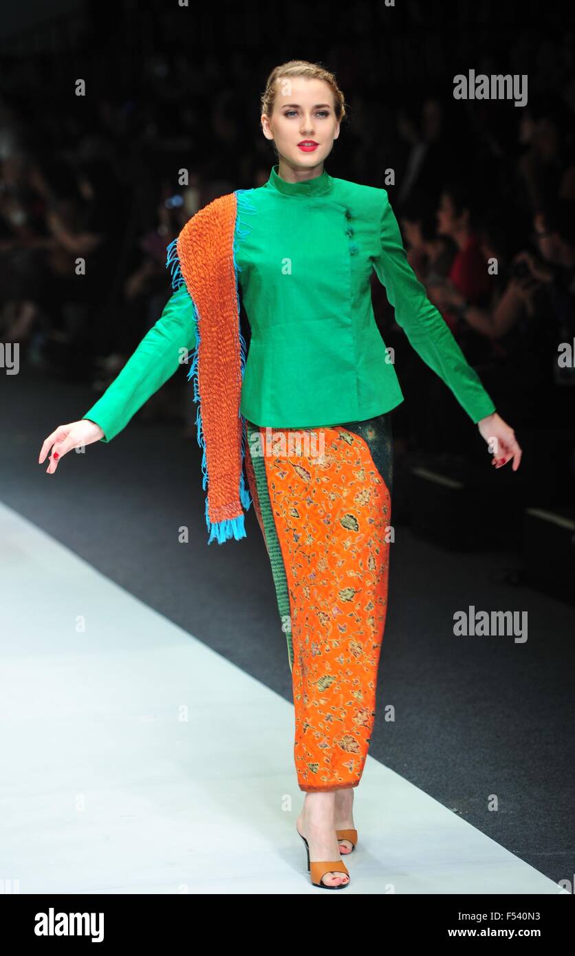 Jakarta, Indonesia. 27 ott 2015. Un modello presenta una creazione dal designer indonesiano Obin durante il Jakarta Fashion Week 2016 a Jakarta, Indonesia, Ottobre 27, 2015. Credito: Zulkarnain/Xinhua/Alamy Live News Foto Stock