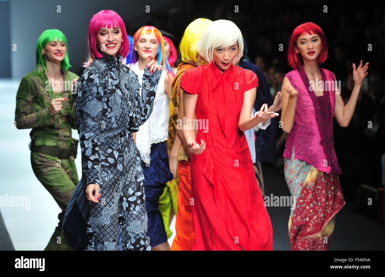 Jakarta, Indonesia. 27 ott 2015. I modelli presenti le creazioni realizzate da designer indonesiano Obin durante il Jakarta Fashion Week 2016 a Jakarta, Indonesia, Ottobre 27, 2015. Credito: Zulkarnain/Xinhua/Alamy Live News Foto Stock
