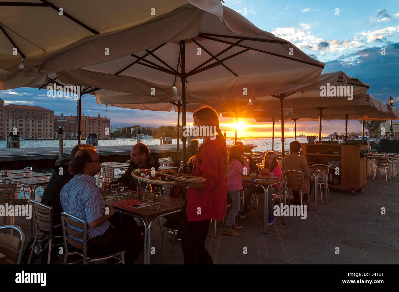 Sala da pranzo dal Canale della Giudecca al OKE ristorante pizzeria al tramonto a Venezia, Italia Foto Stock